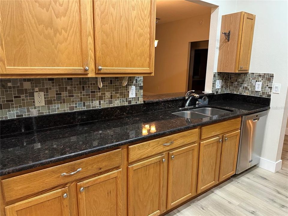 待售: $390,000 (4 贝兹, 2 浴室, 1675 平方英尺)