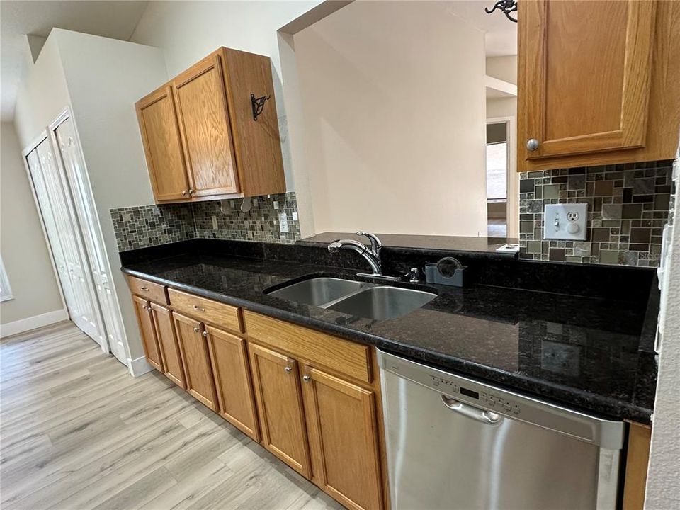 待售: $390,000 (4 贝兹, 2 浴室, 1675 平方英尺)