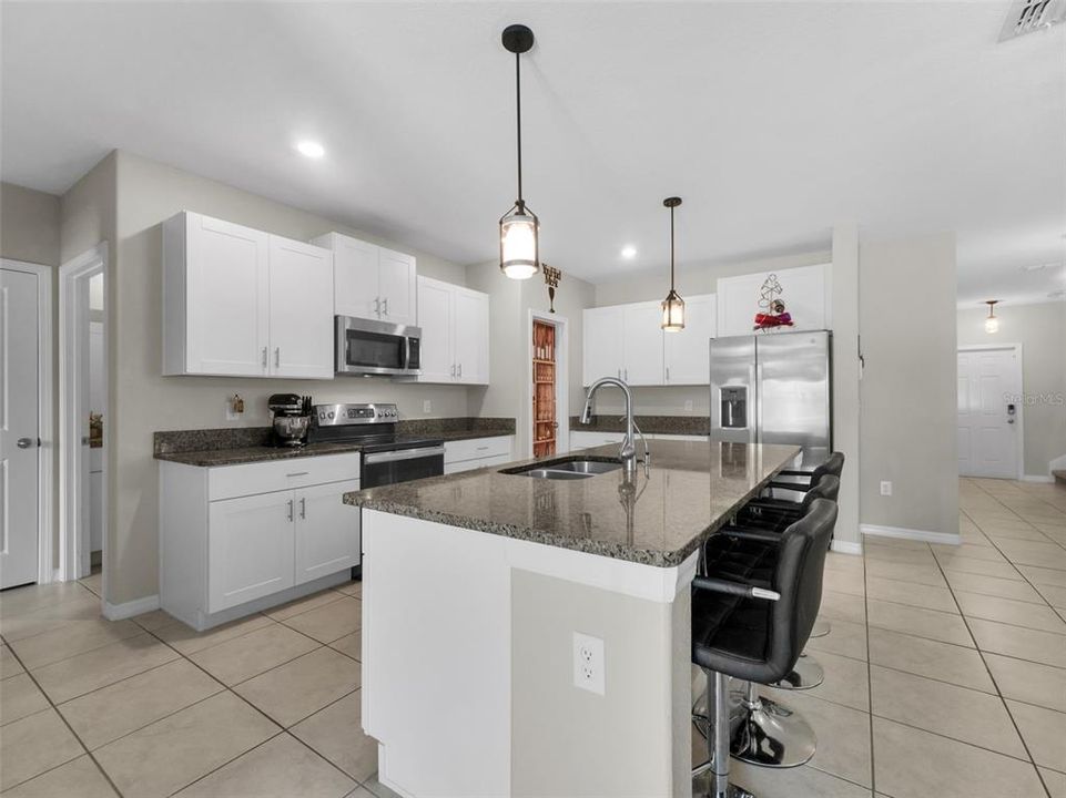 待售: $335,000 (6 贝兹, 3 浴室, 2614 平方英尺)