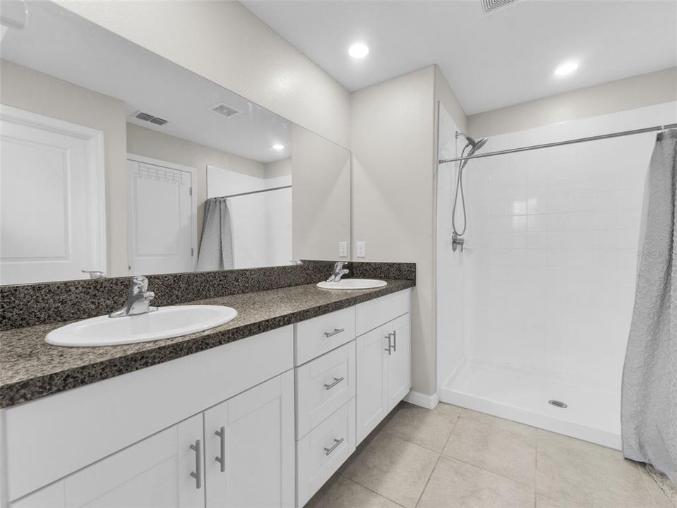 待售: $335,000 (6 贝兹, 3 浴室, 2614 平方英尺)