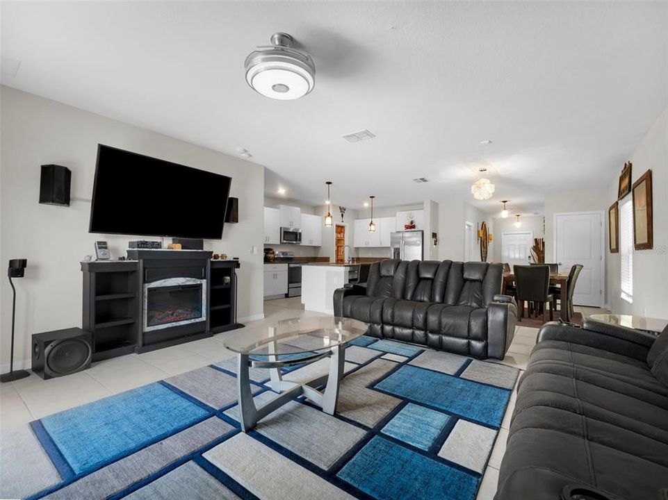 待售: $335,000 (6 贝兹, 3 浴室, 2614 平方英尺)