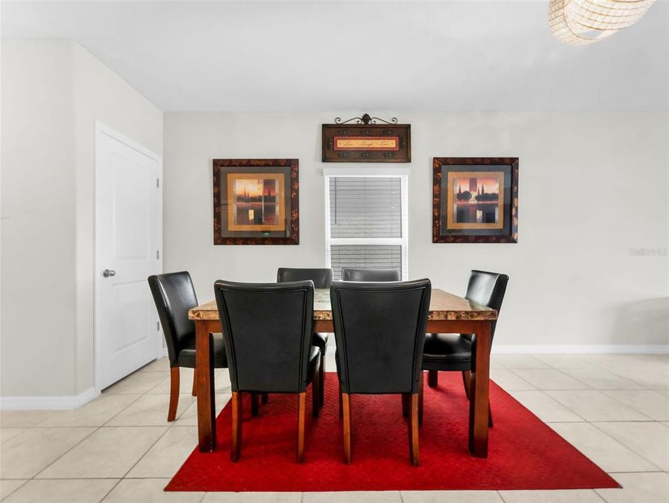 待售: $335,000 (6 贝兹, 3 浴室, 2614 平方英尺)