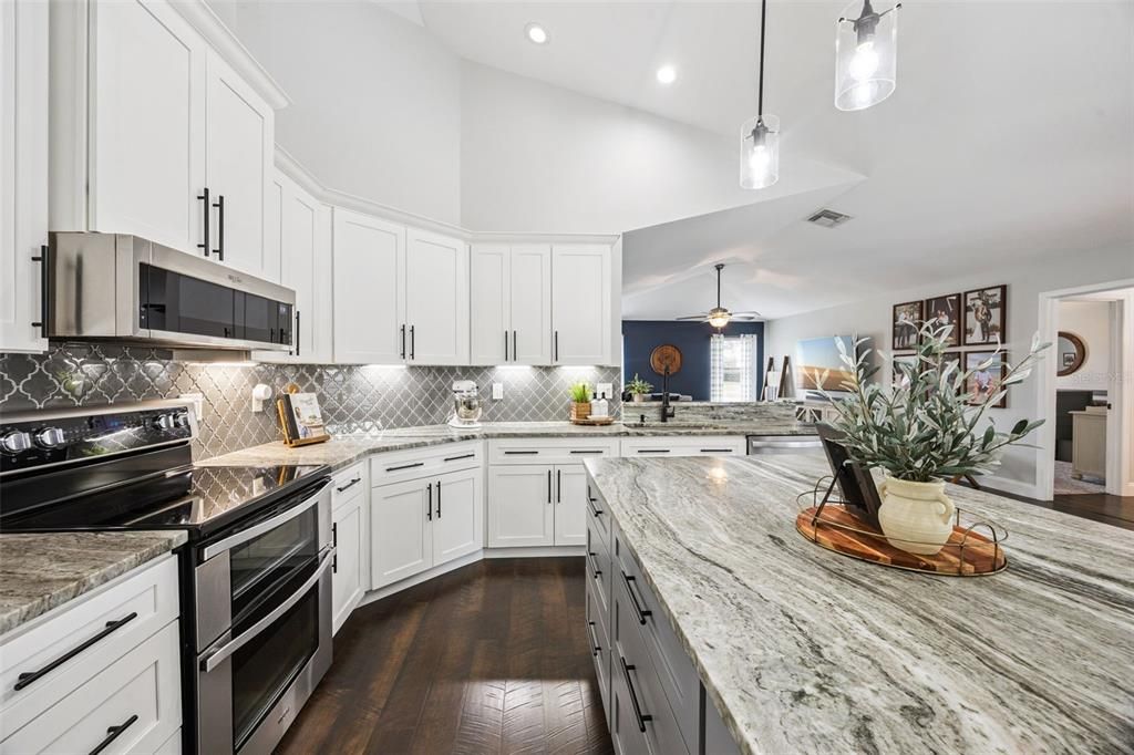 For Sale: $514,900 (3 beds, 2 baths, 2573 Square Feet)