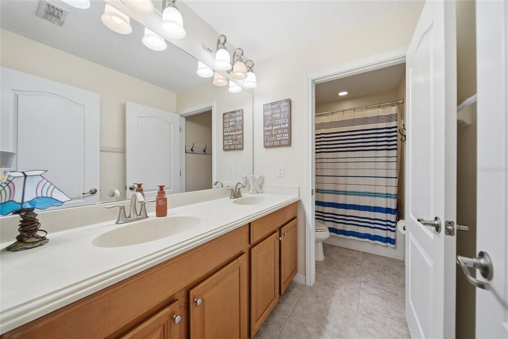 En Venta: $585,000 (4 camas, 3 baños, 2529 Pies cuadrados)