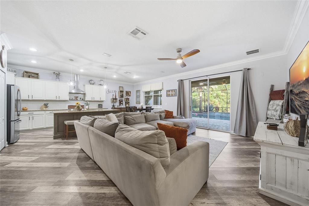 En Venta: $585,000 (4 camas, 3 baños, 2529 Pies cuadrados)