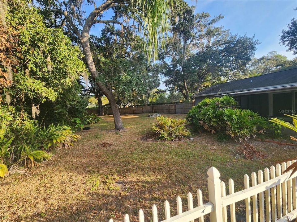 For Sale: $600,000 (5 beds, 2 baths, 1847 Square Feet)