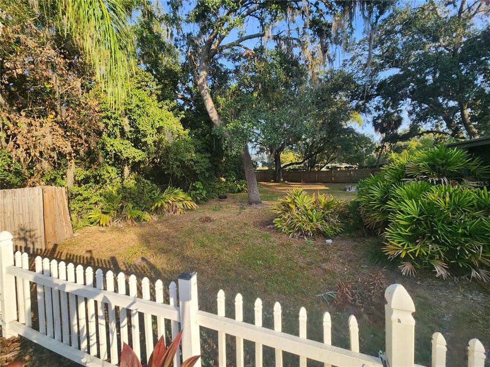 For Sale: $600,000 (5 beds, 2 baths, 1847 Square Feet)