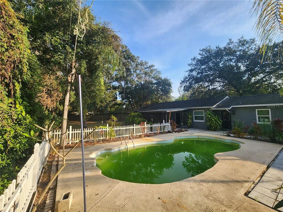 For Sale: $600,000 (5 beds, 2 baths, 1847 Square Feet)