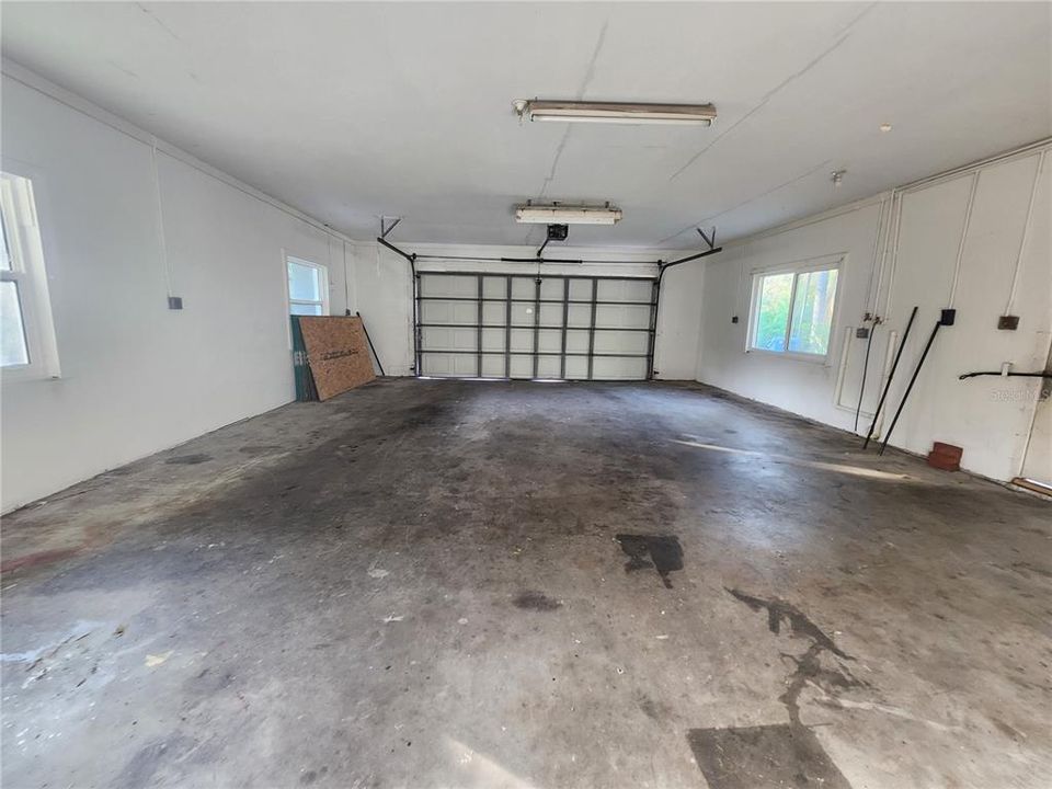 For Sale: $600,000 (5 beds, 2 baths, 1847 Square Feet)