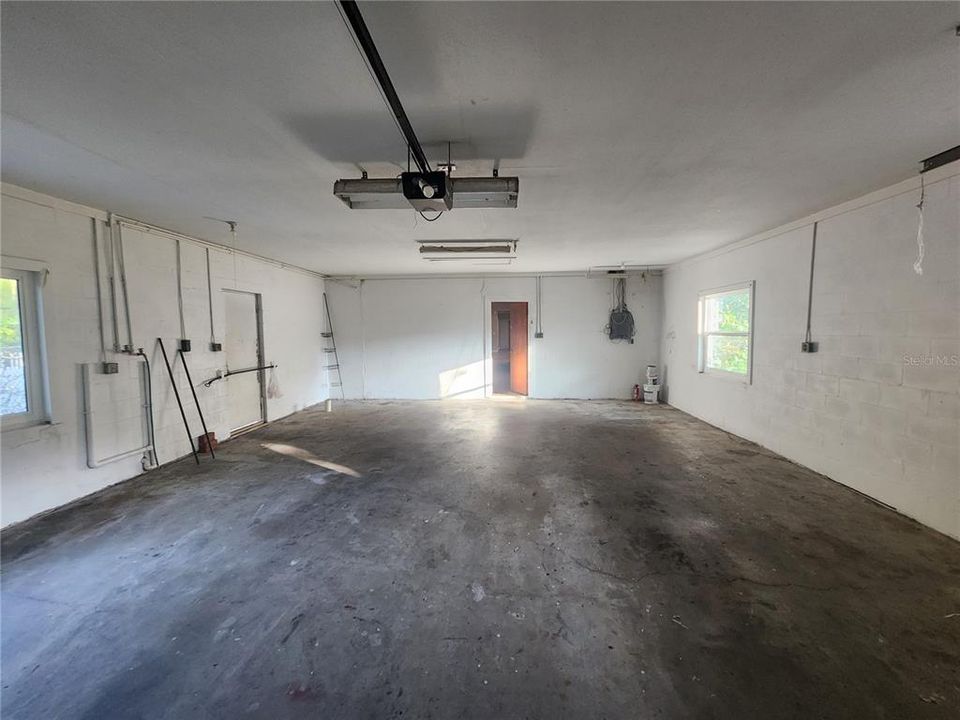 For Sale: $600,000 (5 beds, 2 baths, 1847 Square Feet)