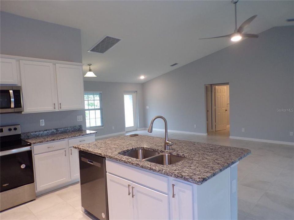 For Rent: $2,150 (4 beds, 2 baths, 1810 Square Feet)