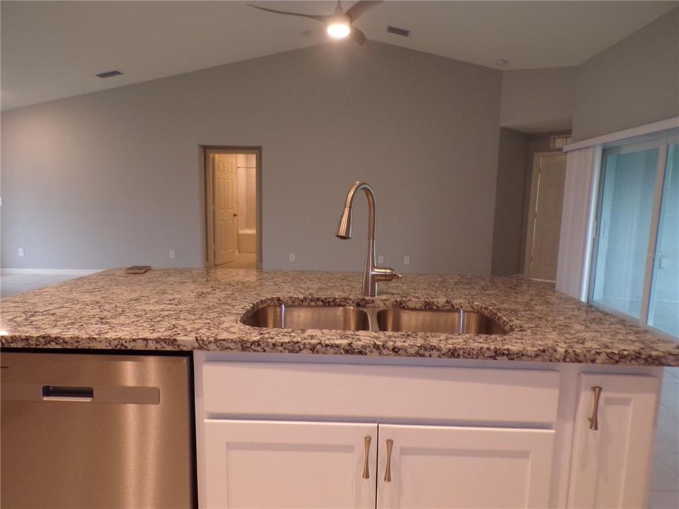 For Rent: $2,150 (4 beds, 2 baths, 1810 Square Feet)