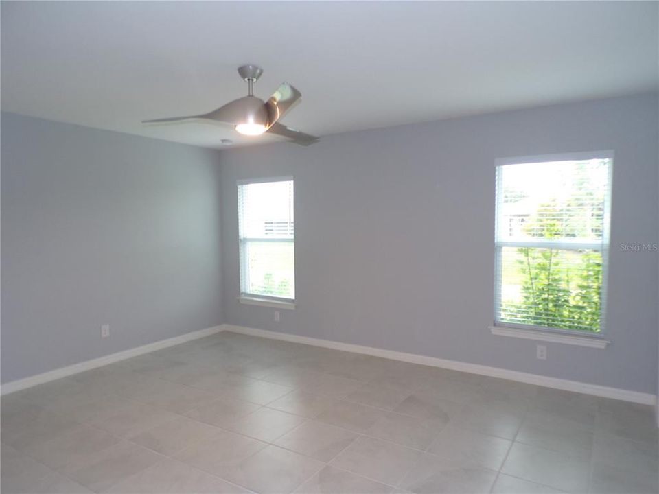 For Rent: $2,150 (4 beds, 2 baths, 1810 Square Feet)