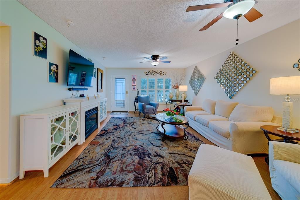 待售: $270,000 (2 贝兹, 2 浴室, 1415 平方英尺)