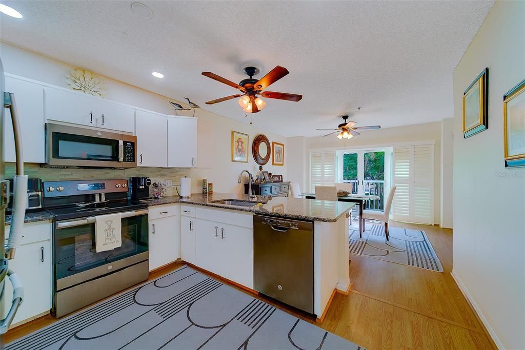 待售: $270,000 (2 贝兹, 2 浴室, 1415 平方英尺)