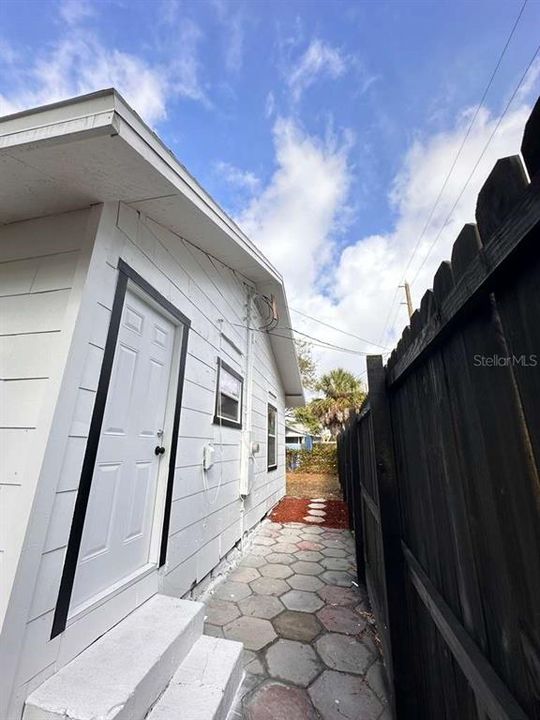 待售: $271,500 (2 贝兹, 1 浴室, 728 平方英尺)