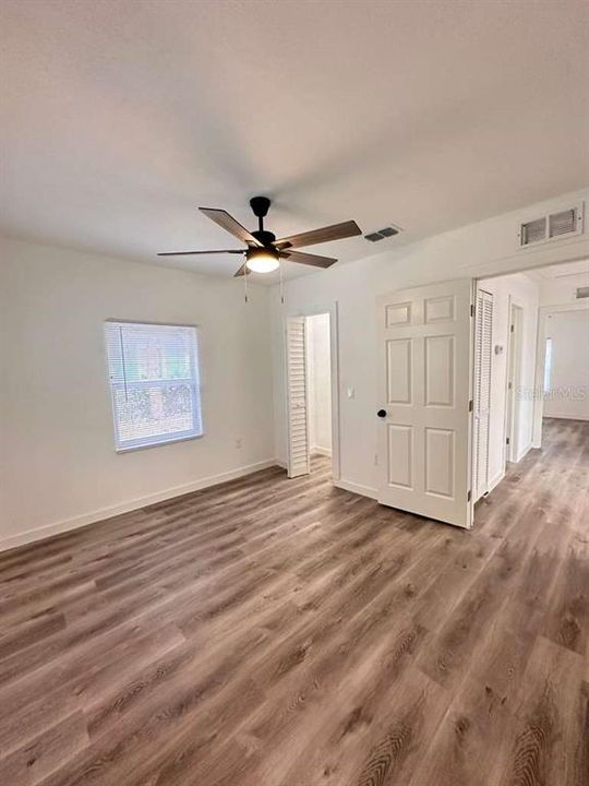 待售: $271,500 (2 贝兹, 1 浴室, 728 平方英尺)