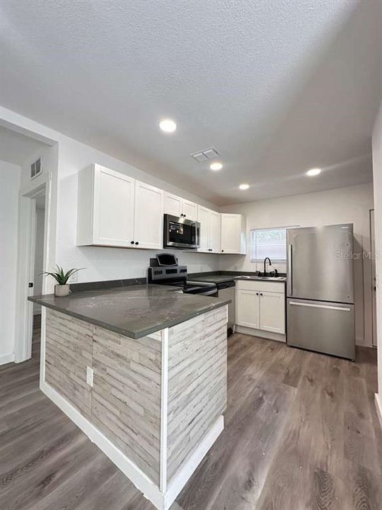 待售: $271,500 (2 贝兹, 1 浴室, 728 平方英尺)