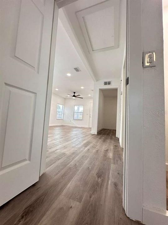 待售: $271,500 (2 贝兹, 1 浴室, 728 平方英尺)