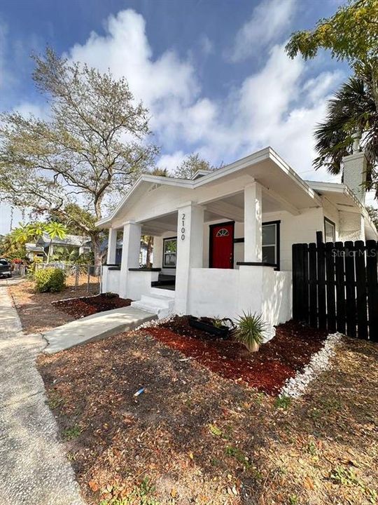 待售: $271,500 (2 贝兹, 1 浴室, 728 平方英尺)