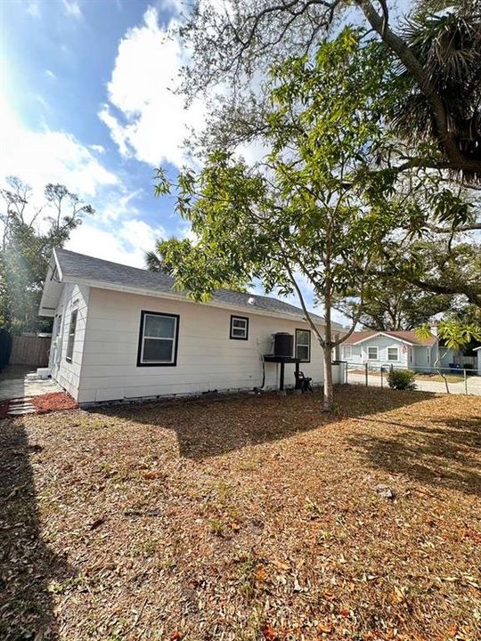 待售: $271,500 (2 贝兹, 1 浴室, 728 平方英尺)