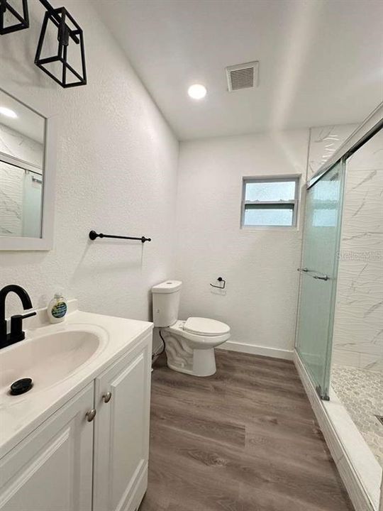 待售: $271,500 (2 贝兹, 1 浴室, 728 平方英尺)