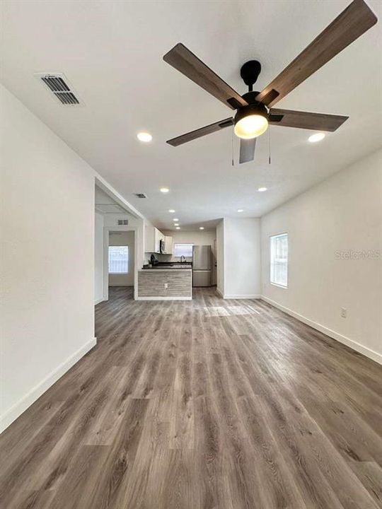 待售: $271,500 (2 贝兹, 1 浴室, 728 平方英尺)