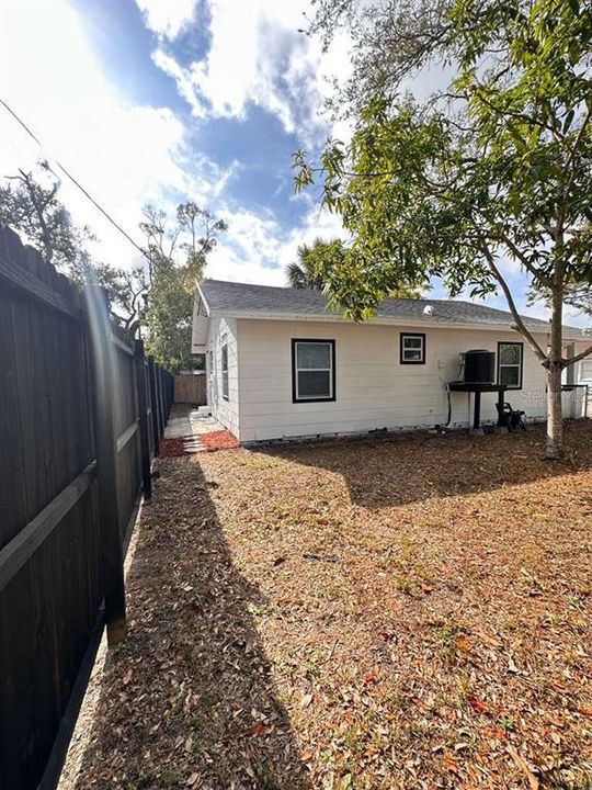 待售: $271,500 (2 贝兹, 1 浴室, 728 平方英尺)