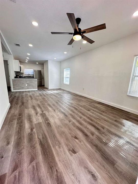 待售: $271,500 (2 贝兹, 1 浴室, 728 平方英尺)