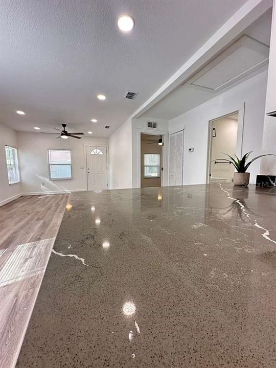 待售: $271,500 (2 贝兹, 1 浴室, 728 平方英尺)