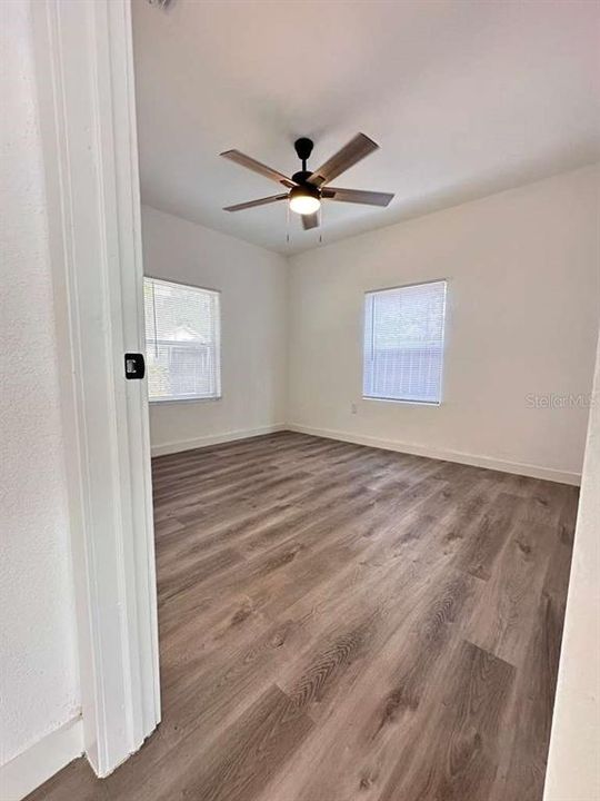 待售: $271,500 (2 贝兹, 1 浴室, 728 平方英尺)