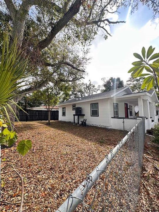 待售: $271,500 (2 贝兹, 1 浴室, 728 平方英尺)