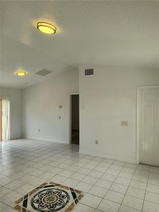 For Rent: $1,500 (3 beds, 2 baths, 999 Square Feet)