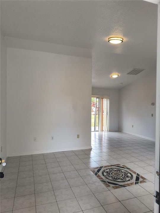 For Rent: $1,500 (3 beds, 2 baths, 999 Square Feet)