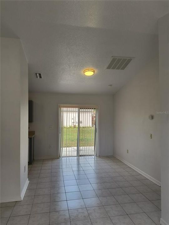 For Rent: $1,500 (3 beds, 2 baths, 999 Square Feet)