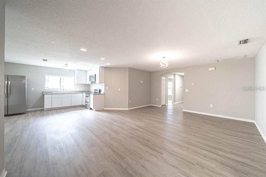 En Venta: $322,000 (4 camas, 2 baños, 1606 Pies cuadrados)