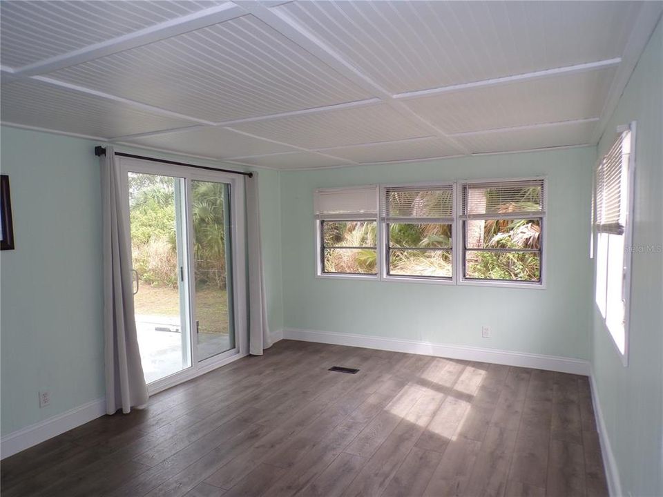 For Rent: $975 (2 beds, 1 baths, 672 Square Feet)