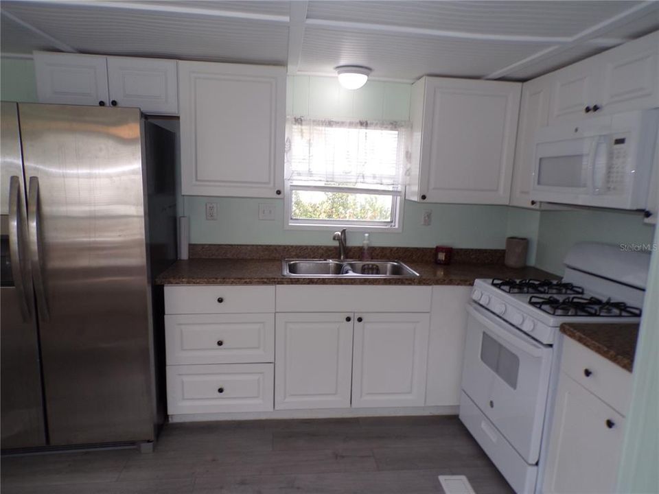 For Rent: $975 (2 beds, 1 baths, 672 Square Feet)