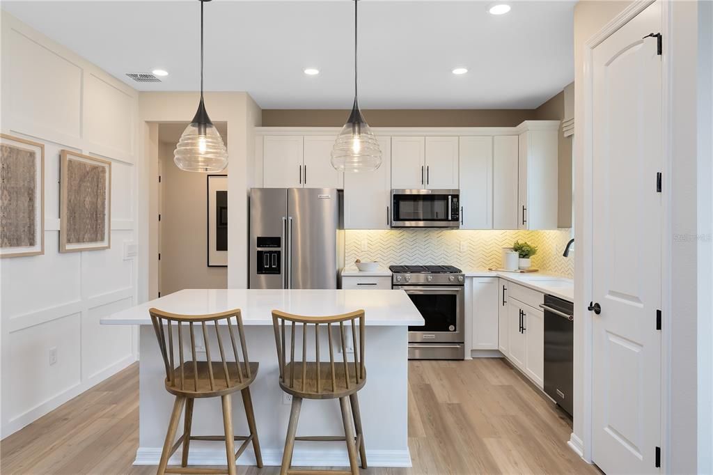 For Sale: $327,770 (2 beds, 2 baths, 1322 Square Feet)