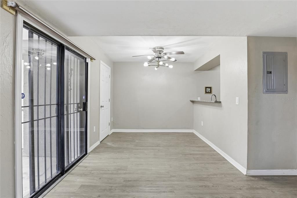 出租: $1,800 (3 贝兹, 1 浴室, 1176 平方英尺)