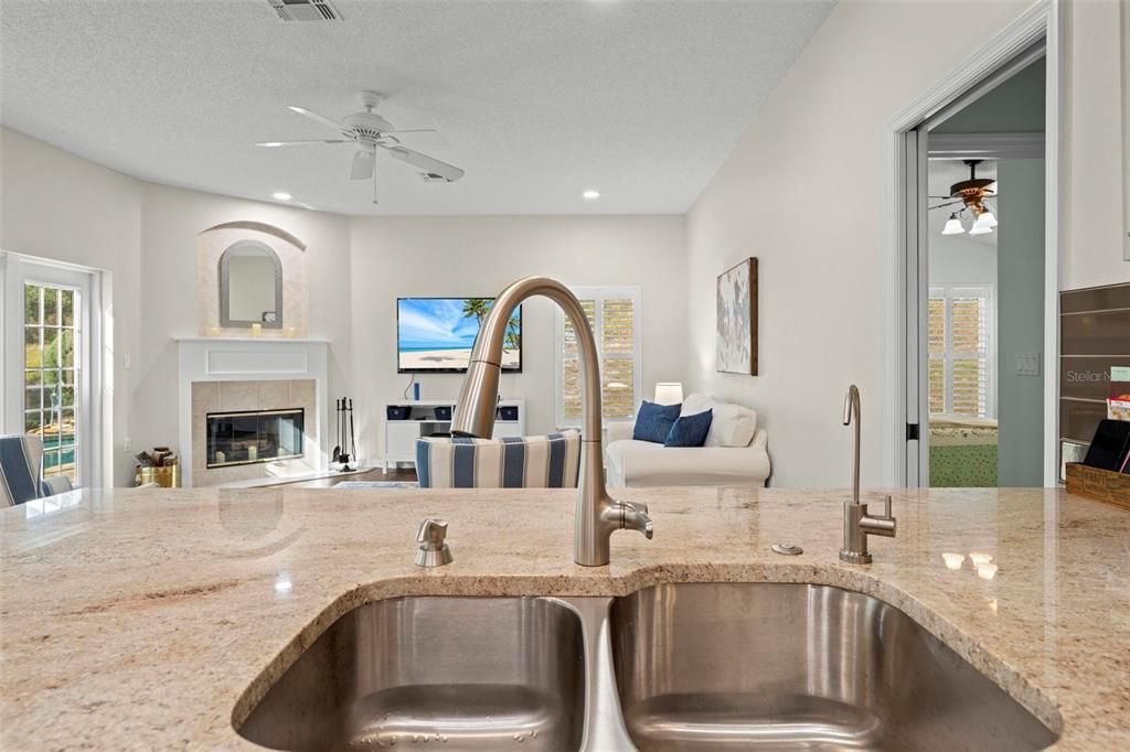 待售: $410,000 (3 贝兹, 2 浴室, 2004 平方英尺)