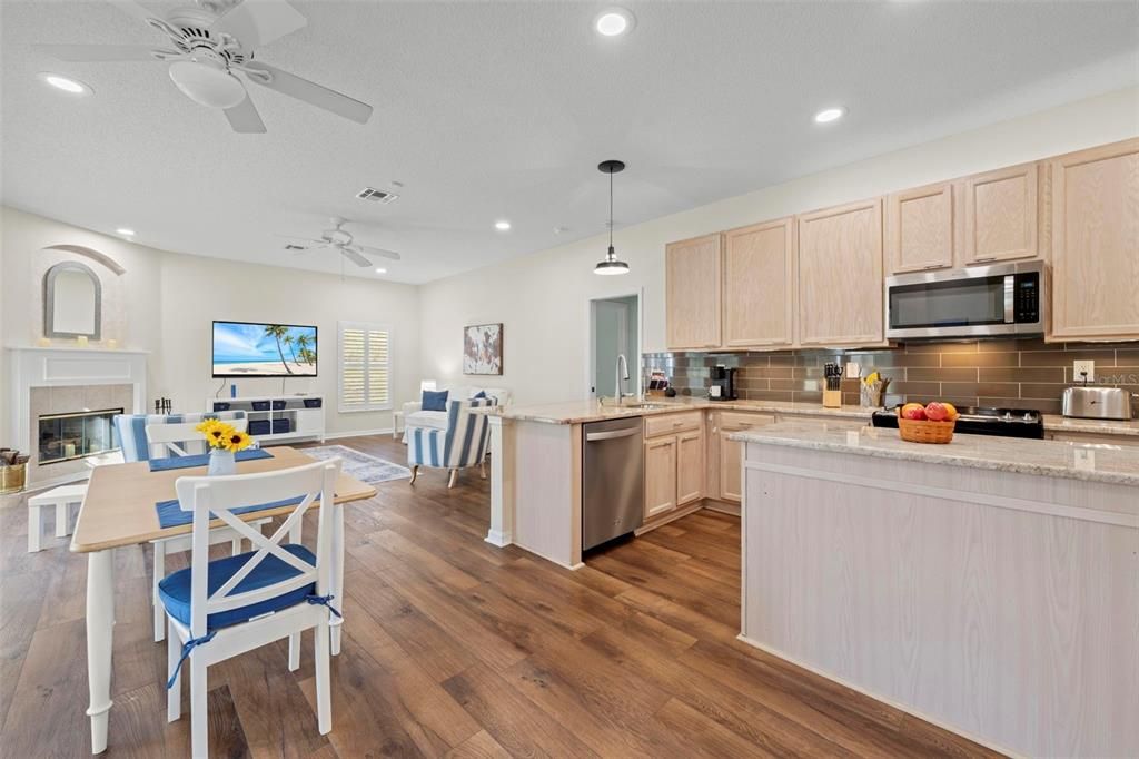 待售: $410,000 (3 贝兹, 2 浴室, 2004 平方英尺)