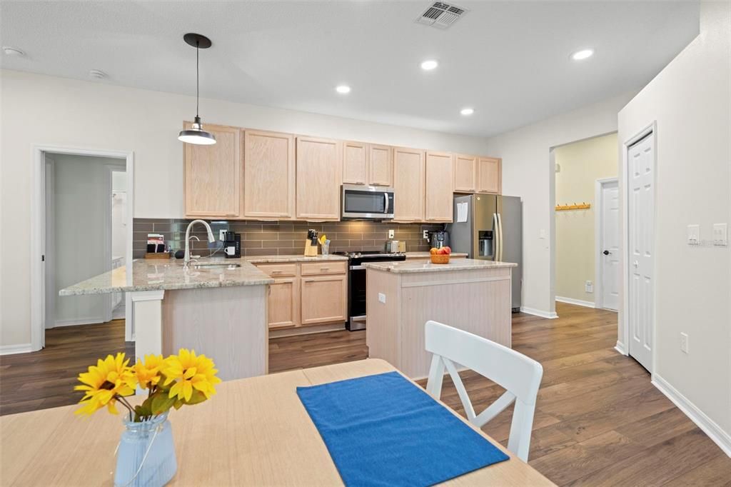 待售: $410,000 (3 贝兹, 2 浴室, 2004 平方英尺)