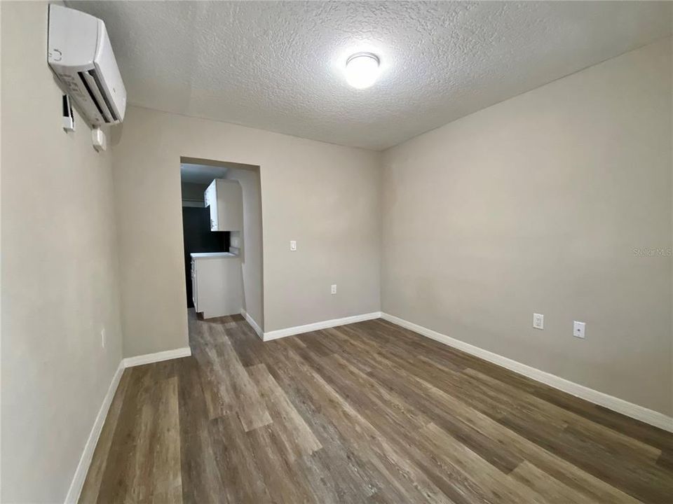 出租: $975 (1 贝兹, 1 浴室, 400 平方英尺)