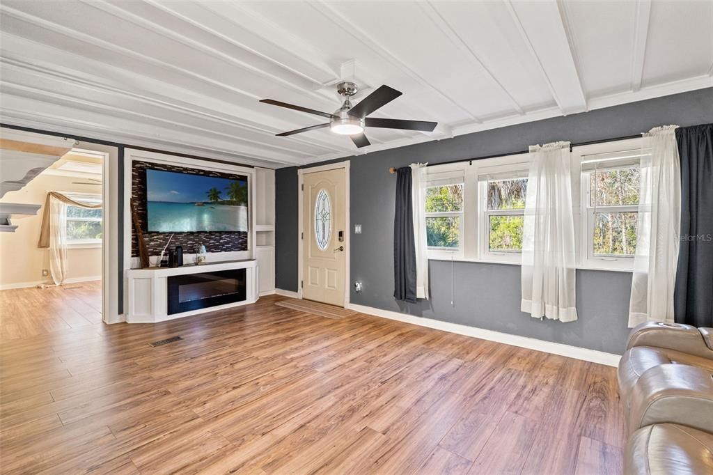 For Sale: $600,000 (2 beds, 2 baths, 1152 Square Feet)