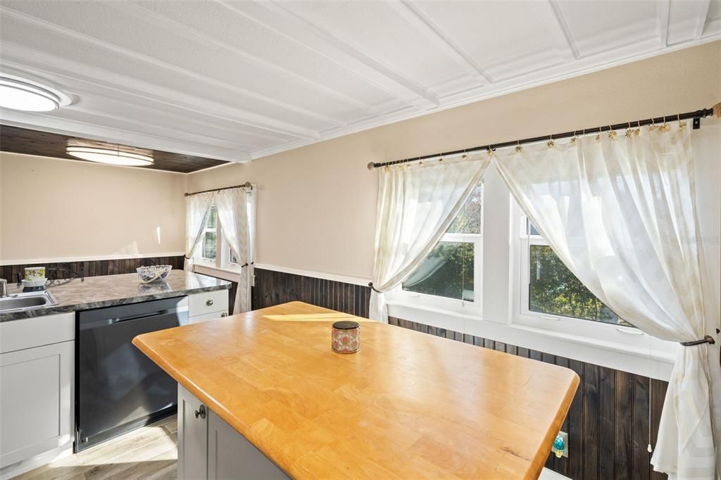 For Sale: $600,000 (2 beds, 2 baths, 1152 Square Feet)