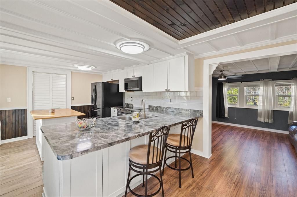 For Sale: $600,000 (2 beds, 2 baths, 1152 Square Feet)