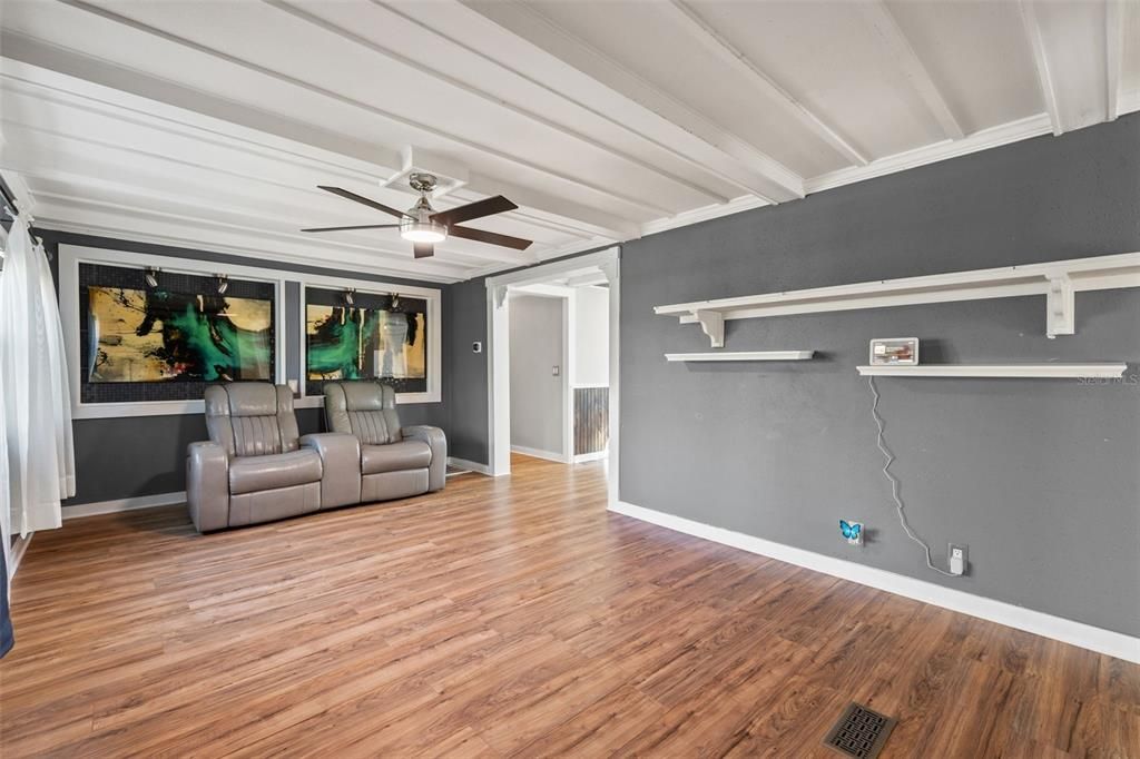 For Sale: $600,000 (2 beds, 2 baths, 1152 Square Feet)