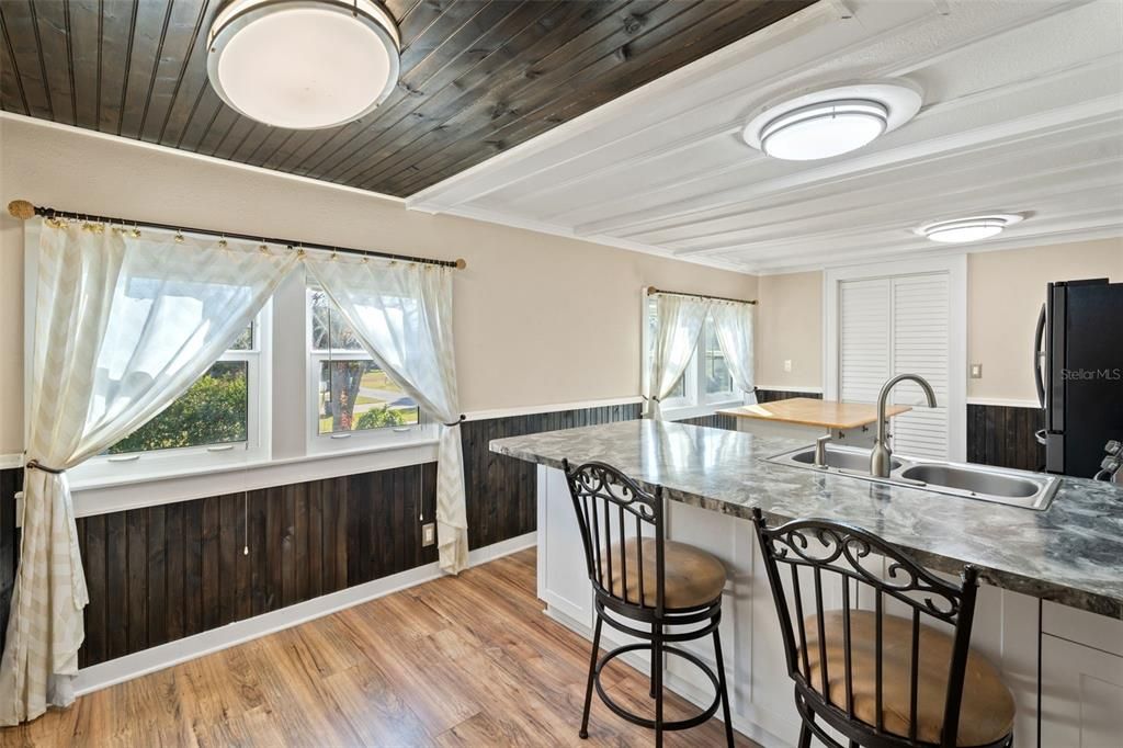 For Sale: $600,000 (2 beds, 2 baths, 1152 Square Feet)