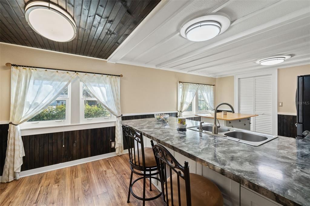 For Sale: $600,000 (2 beds, 2 baths, 1152 Square Feet)